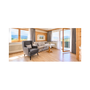 Apartment mit getrenntem Wohnzimmer und Schlafzimmer.