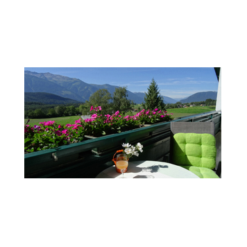 Großer Balkon mit Sitzgelegenheit und Blick auf das Inntal und die Bergwelt der Stubaier Alpen.