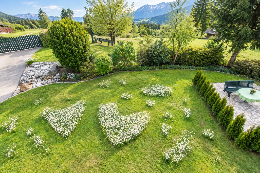 Balkon mit Liegestühlen und allergikerfreundliche Ferienwohnung in Mieming.