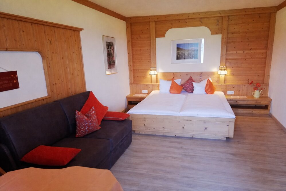 Sonniges Plateau mit weitem Bergblick in Tirol