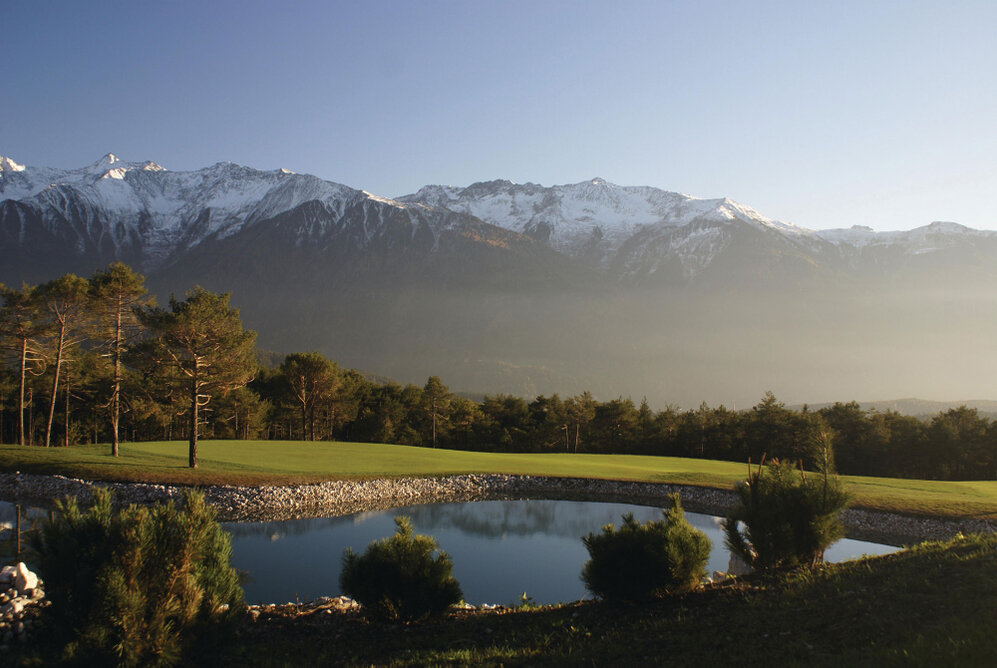 Golfplatz Mieminger Plateau mit Blick auf die Tiroler Berge